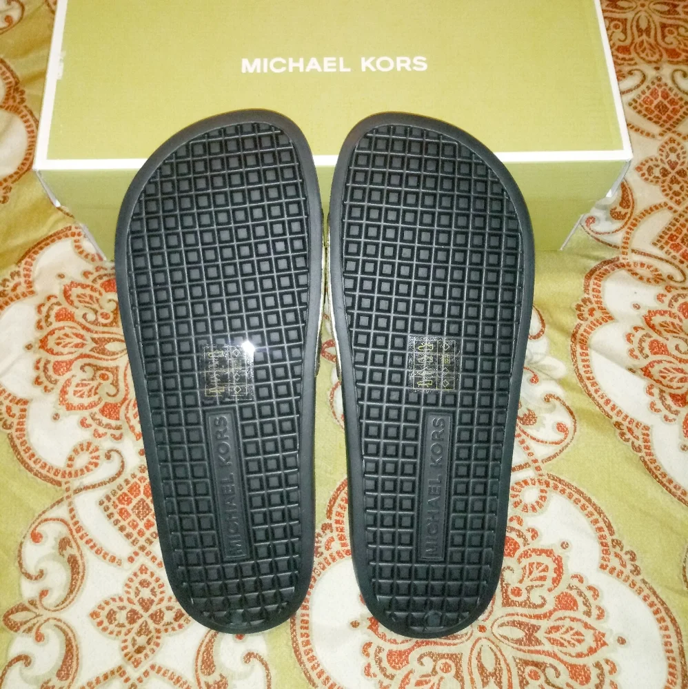 Michael Kors Gilmore Slides - Picture 5 of 10